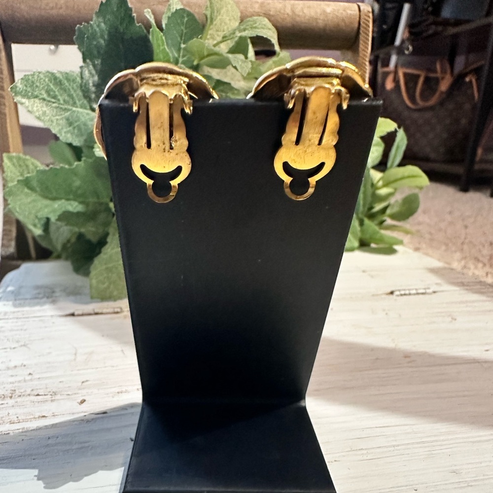 CHANEL Vintage Gold Interlocking Clip On CC Earrings - Picture 2 of 6